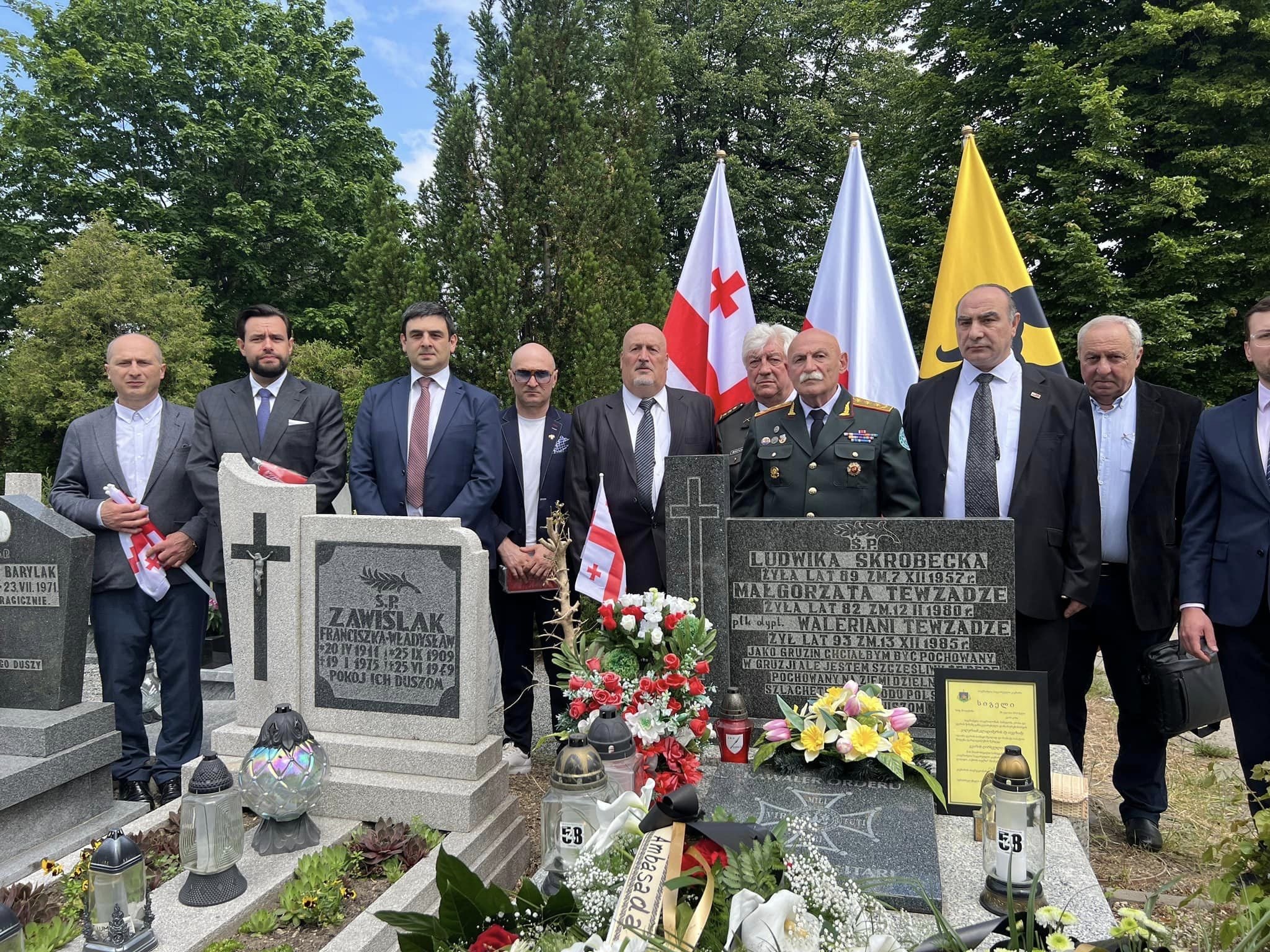 ვალერიან თევზაძე- ფაშიზმის წინააღმდეგ მებრძოლი  გმირის ისტორია