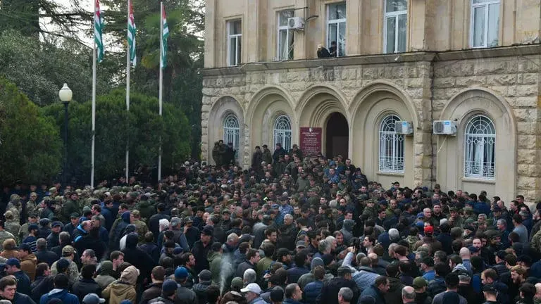 ოკუპირებულ აფხაზეთში მოსახლეობა დე ფაქტო ხელისუფლების გადადგომას ითხოვს